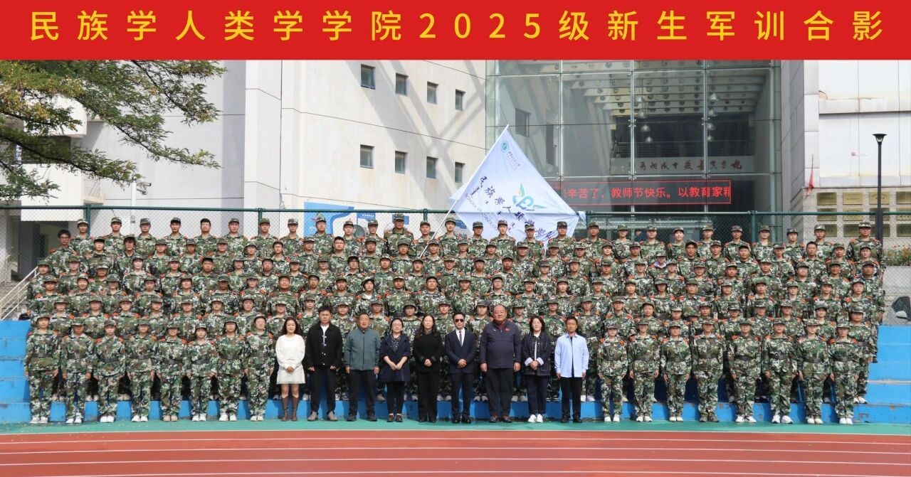 学院领导老师深入军训场地为25级新生加油鼓劲暖人心